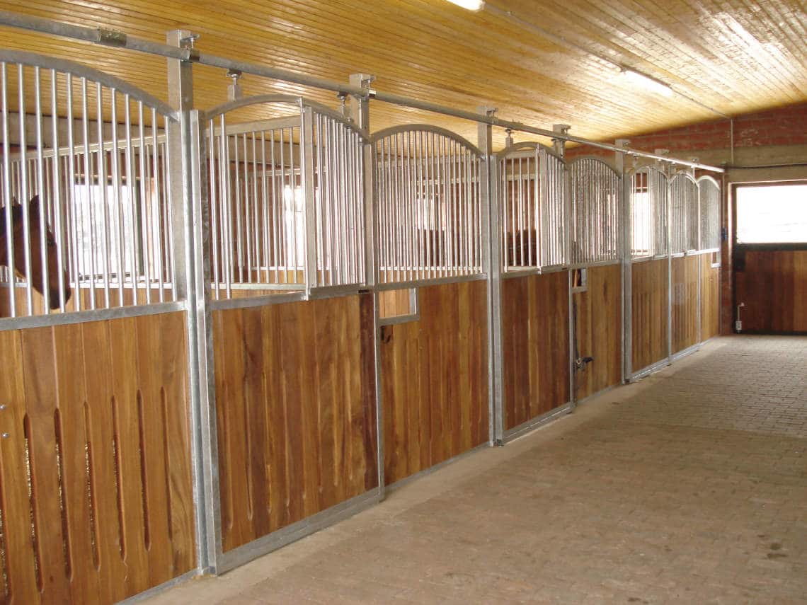 Neue Pferdeboxen mit Schiebetueren nach Stallrenovierung