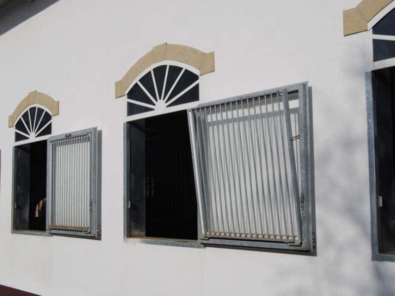 Pferdestallfenster mit Oberlicht und Schutzgitter
